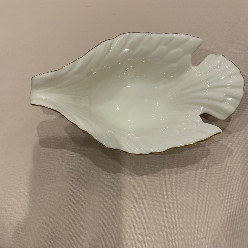 Lenox Dove Dish w/ 24K Gold Trim Measures 7 5/8” L x 4 3/4” W